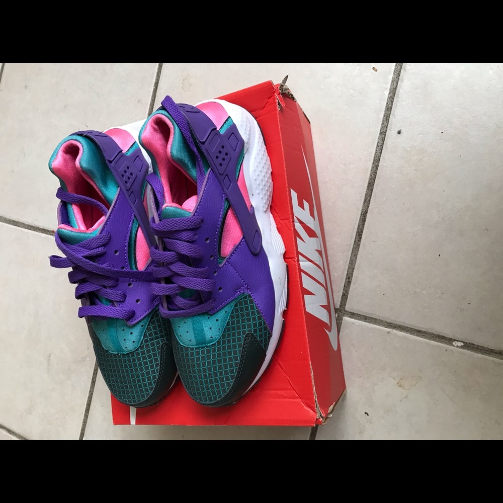 Big kids girls 6.5 Nike Huarache